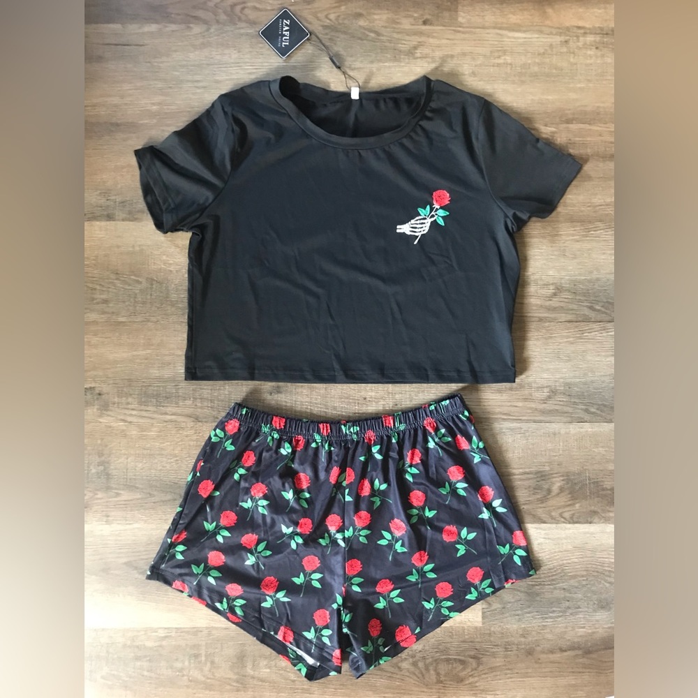 ZAFUL Skeleton Rose Print Tee And Shorts Set - US8 / Large - NWT